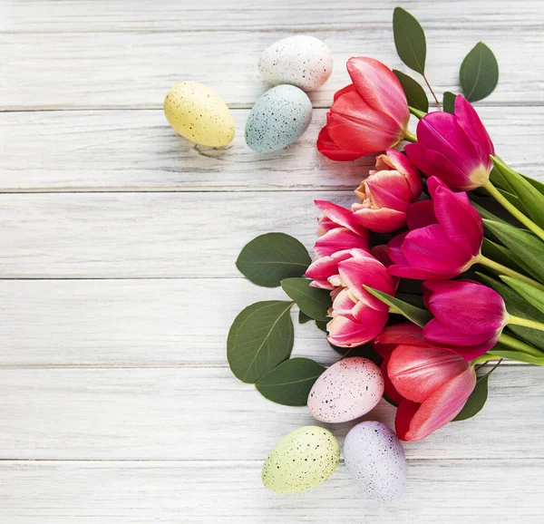 Vårtulipanblomster Påskeegg Gaveboks Hvit Trebakgrunn Hilsen Til Påske Sett Ovenfra – stockfoto