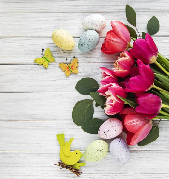 Весенние Цветы Тюльпан Пасхальные Яйца Подарочная Коробка Белом Деревянном Фоне — стоковое фото