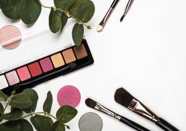 Beyaz bir arka planda dekoratif kozmetik seti. Düz yatış, üst görünüm.