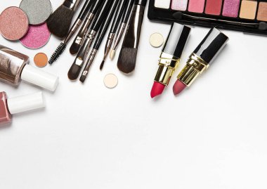 Beyaz bir arka planda dekoratif kozmetik seti. Düz yatış, üst görünüm.
