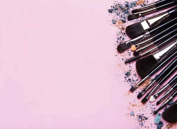 Cepillos Maquillaje Diferentes Sombra Ojos Rotos Sobre Fondo Rosa Pastel — Foto de Stock