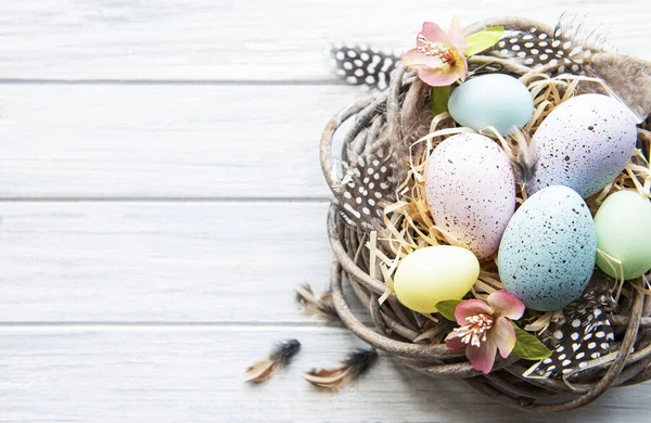 Osterhintergrund Mit Bunten Eiern Nest Auf Weißem Holzgrund Draufsicht Mit — Stockfoto