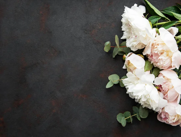 Fondo Con Peonías Rosadas Sobre Fondo Hormigón Negro —  Fotos de Stock