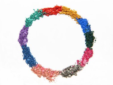 Kozmetik ürünleri beyaz arka planda güzellik ürünlerinin göz farı kullanırlar. Üst görünüm.