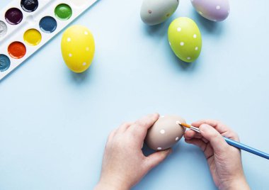 Mutlu Paskalyalar. Paskalya yumurtası boyayan küçük bir kız çocuğu. Paskalya için hazırlanıyorum. Paskalya yumurtası taşıyan bir kızın elleri. yakın plan