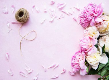 Pembe beton tahta üzerinde pembe şakayık ile Arka Plan