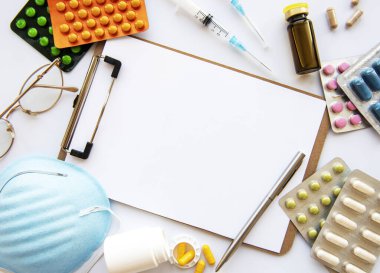 Pano, ilaç hapları, haplar, kapsüller ve tıbbi maske. Tıp konsepti.