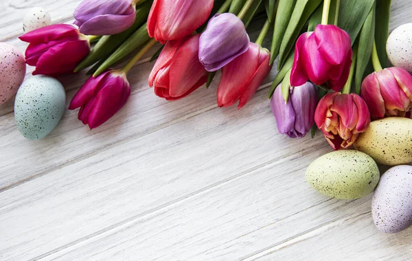 Весенние Тюльпаны Пасхальные Яйца Белом Деревянном Фоне — стоковое фото