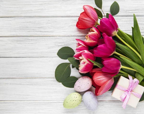 Flores Tulipán Primavera Huevos Pascua Caja Regalo Sobre Fondo Madera — Foto de Stock