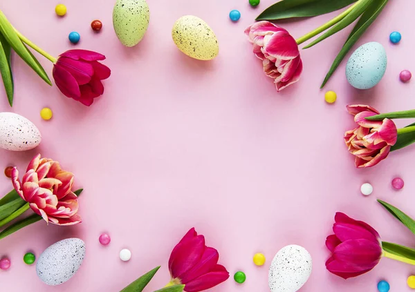 Kevään Tulppaanit Pääsiäismunat Vaaleanpunaisella Pastellitaustalla — kuvapankkivalokuva