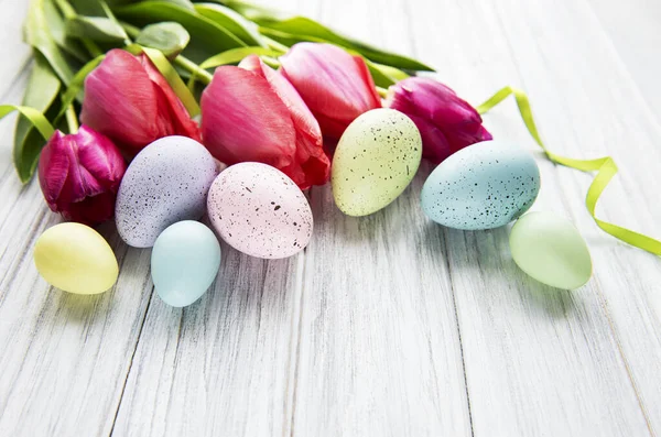 Весенние Тюльпаны Пасхальные Яйца Белом Деревянном Фоне — стоковое фото