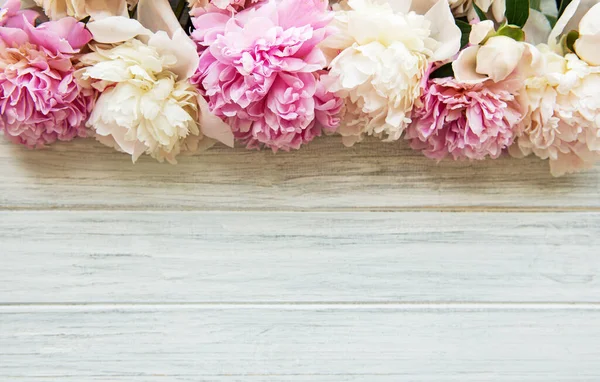 Fondo Con Peonías Rosadas Sobre Tabla Madera Blanca — Foto de Stock