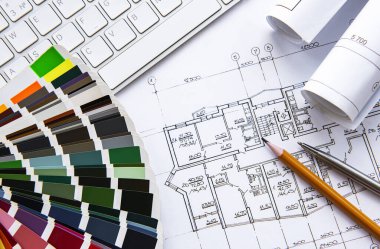 Mimari işyeri üst görünümü. Mimari proje, planlar, masanın üzerindeki şablonlar. İnşaat geçmişi. Mühendislik aletleri. Boşluğu kopyala