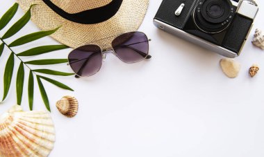 Gezgin 'in aksesuarlarının yukarıdan görünüşü. Önemli tatil eşyaları. Seyahat konsepti. Düz yatıyordu