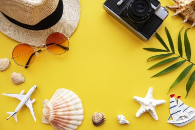 Gezgin 'in aksesuarlarının yukarıdan görünüşü. Önemli tatil eşyaları. Seyahat konsepti. Düz yatıyordu