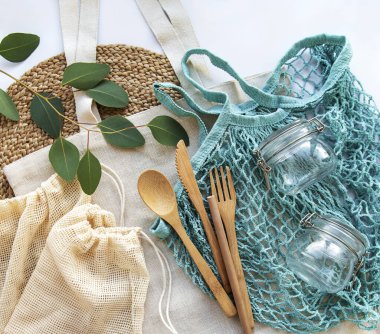 Pamuk torbalar, yeniden kullanılabilir cam kavanozlar ve bambu çatal bıçaklar. Sıfır atık. Çevre dostu. Düz yatıyordu