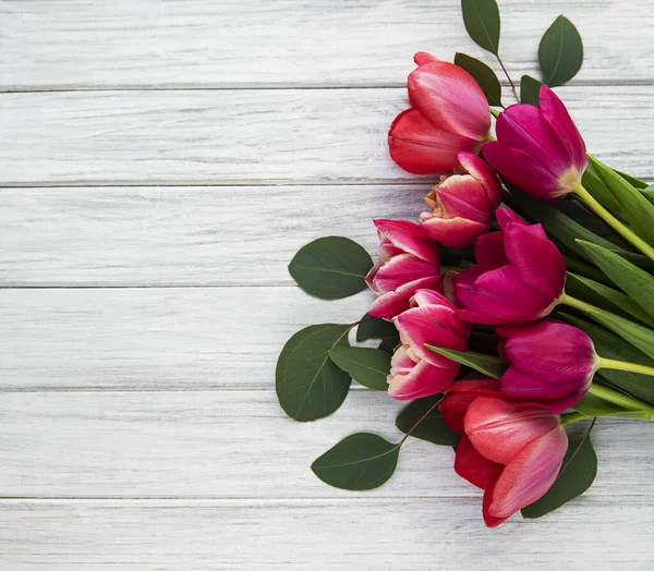 Hermoso Ramo Tulipanes Rosados Con Eucalipto Sobre Fondo Madera Blanca —  Fotos de Stock