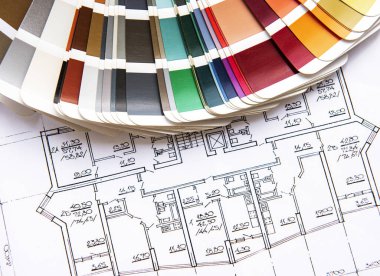 Mimari işyeri üst görünümü. Mimari proje, planlar, masanın üzerindeki şablonlar. İnşaat geçmişi. Mühendislik aletleri. Boşluğu kopyala