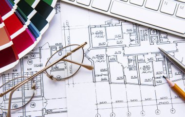 Mimari işyeri üst görünümü. Mimari proje, planlar, masanın üzerindeki şablonlar. İnşaat geçmişi. Mühendislik aletleri. Boşluğu kopyala