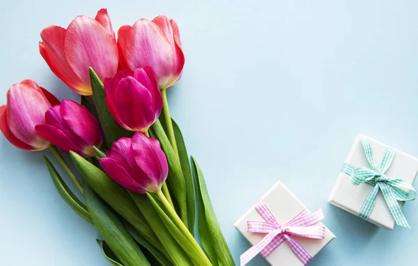 Hermoso Ramo Tulipanes Sobre Fondo Pastel Azul — Foto de Stock