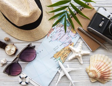 Gezgin 'in aksesuarlarının yukarıdan görünüşü. Önemli tatil eşyaları. Seyahat konsepti. Düz yatıyordu