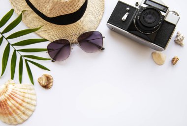 Gezgin 'in aksesuarlarının yukarıdan görünüşü. Önemli tatil eşyaları. Seyahat konsepti. Düz yatıyordu