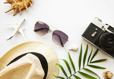 Gezgin 'in aksesuarlarının yukarıdan görünüşü. Önemli tatil eşyaları. Seyahat konsepti. Düz yatıyordu