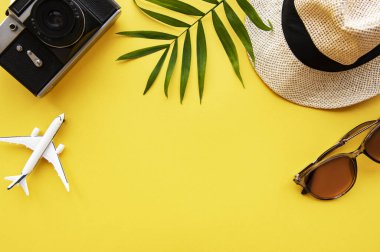 Gezgin 'in aksesuarlarının yukarıdan görünüşü. Önemli tatil eşyaları. Seyahat konsepti. Düz yatıyordu