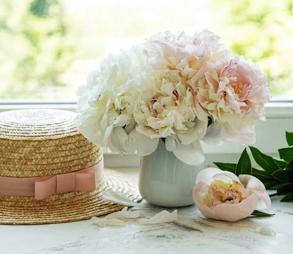 Chapeau Paille Sur Une Table Avec Des Fleurs Pivoine Dans — Photo