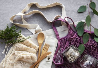 Pamuk torbalar, yeniden kullanılabilir cam kavanozlar ve bambu çatal bıçaklar. Sıfır atık. Çevre dostu. Düz yatıyordu