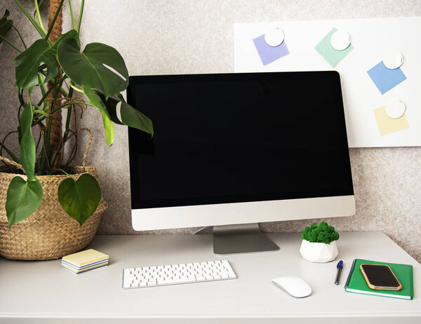 Компьютер на рабочем месте. Использование компьютеров и гаджетов для работы или учебы из дома. Онлайн-образование и дистанционное обучение. Обучение на дому во время карантина. Концепция Stay at home
