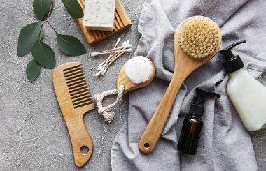 Sıfır atık doğal kozmetik ürünleri beton arka planda. Düz yatıyordu. 