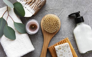 Sıfır atık doğal kozmetik ürünleri beton arka planda. Düz yatıyordu. 