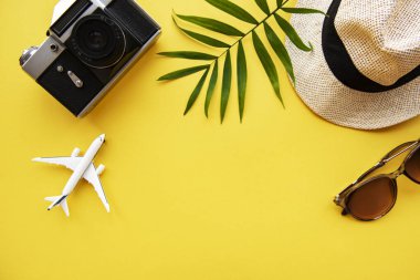 Gezgin 'in aksesuarlarının yukarıdan görünüşü. Önemli tatil eşyaları. Seyahat konsepti. Düz yatıyordu