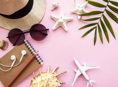 Gezgin 'in aksesuarlarının yukarıdan görünüşü. Önemli tatil eşyaları. Seyahat konsepti. Düz yatıyordu
