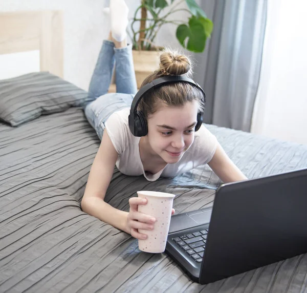 Skolepige Studerer Derhjemme Ved Hjælp Bærbar Computer Bliv Hjemme Online - Stock-foto