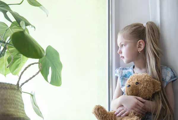 Surullinen Tyttö Ikkunan Luona Kotona Karanteeni Coronavirus Pandemia Pysy Kotona — kuvapankkivalokuva