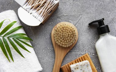 Sıfır atık doğal kozmetik ürünleri beton arka planda. Düz yatıyordu. 