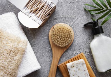 Sıfır atık doğal kozmetik ürünleri beton arka planda. Düz yatıyordu. 