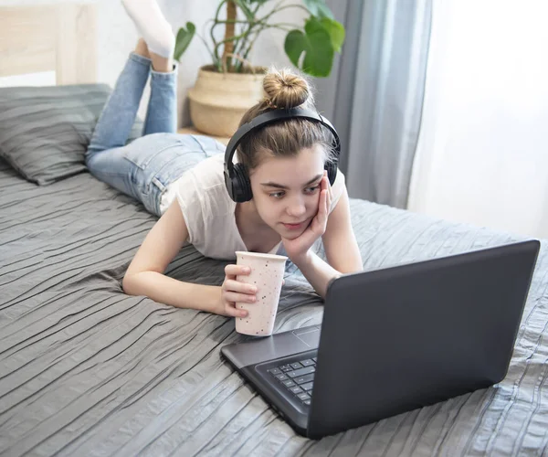 Schoolgirl Studying Home Using Laptop Stay Home Online Education Home — Stock Photo, Image