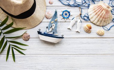 Deniz kabukları ve oyuncak teknelerle yaz tatili seyahati. Yukarıdan bak. Düz yatıyordu