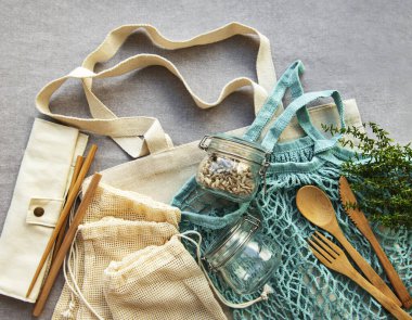 Pamuk torbalar, yeniden kullanılabilir cam kavanozlar ve bambu çatal bıçaklar. Sıfır atık. Çevre dostu. Düz yatıyordu