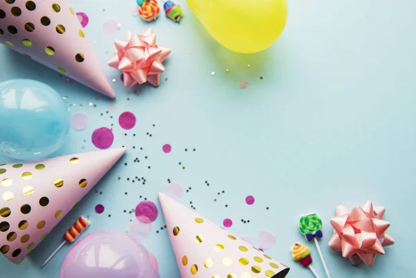 Joyeux Anniversaire Fond Fête Plat Lay Chapeaux Anniversaire Wtih Confettis — Photo