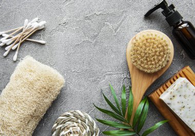 Sıfır atık doğal kozmetik ürünleri beton arka planda. Düz yatıyordu. 