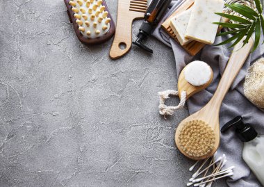 Sıfır atık doğal kozmetik ürünleri beton arka planda. Düz yatıyordu. 