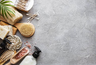 Sıfır atık doğal kozmetik ürünleri beton arka planda. Düz yatıyordu. 