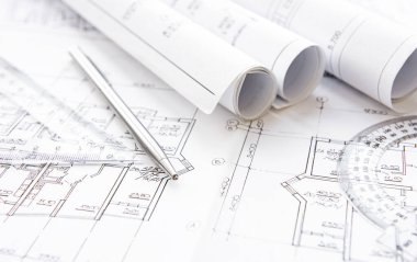 Mimari işyeri üst görünümü. Mimari proje, planlar, masanın üzerindeki şablonlar. İnşaat geçmişi. Mühendislik aletleri. Boşluğu kopyala