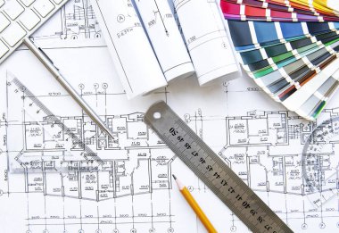 Mimari işyeri üst görünümü. Mimari proje, planlar, masanın üzerindeki şablonlar. İnşaat geçmişi. Mühendislik aletleri. Boşluğu kopyala