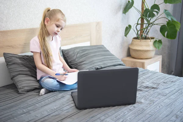 女学生在家里用笔记本电脑学习 呆在家里 网上教育 家庭教育 检疫概念 — 图库照片