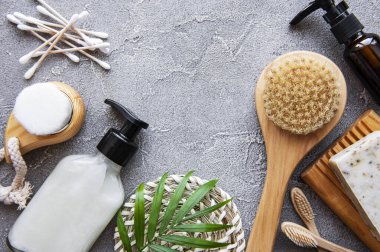 Sıfır atık doğal kozmetik ürünleri beton arka planda. Düz yatıyordu. 